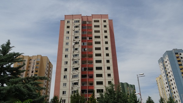 Gören dönüp tekrar bakıyor! Bakın bu bina depremde nasıl hasar aldı