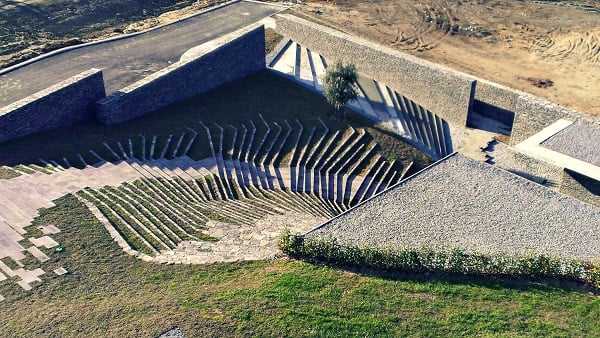 Gören dönüp tekrar bakıyor! İşte birbirinden ilginç o binalar
