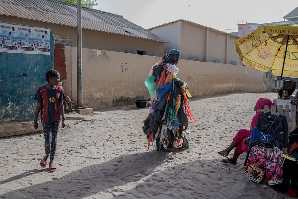 Foto - Gören dönüp tekrar bakıyor! Senegalli adam çevre kirliliğine böyle dikkat çekiyor