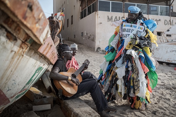 Foto - Gören dönüp tekrar bakıyor! Senegalli adam çevre kirliliğine böyle dikkat çekiyor