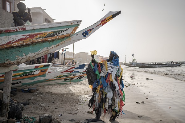 Foto - Gören dönüp tekrar bakıyor! Senegalli adam çevre kirliliğine böyle dikkat çekiyor