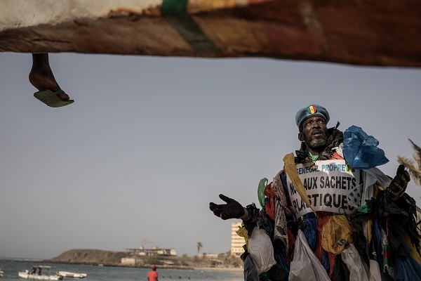 Foto - Gören dönüp tekrar bakıyor! Senegalli adam çevre kirliliğine böyle dikkat çekiyor