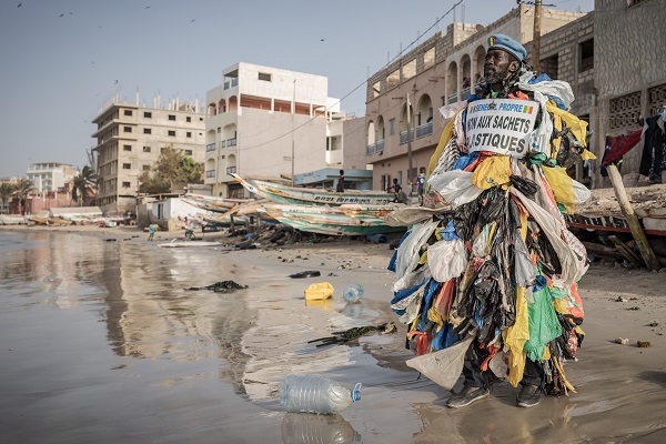 Gören dönüp tekrar bakıyor! Senegalli adam çevre kirliliğine böyle dikkat çekiyor