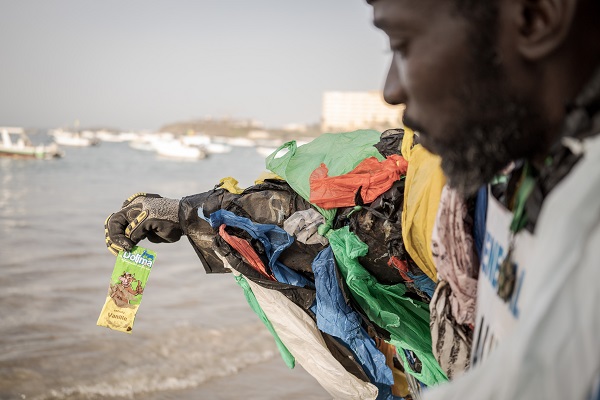 Foto - Gören dönüp tekrar bakıyor! Senegalli adam çevre kirliliğine böyle dikkat çekiyor
