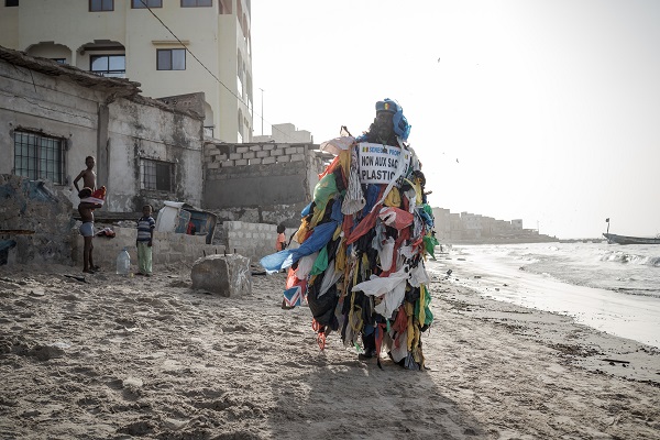 Foto - Gören dönüp tekrar bakıyor! Senegalli adam çevre kirliliğine böyle dikkat çekiyor