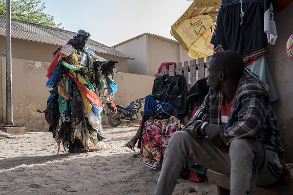 Foto - Gören dönüp tekrar bakıyor! Senegalli adam çevre kirliliğine böyle dikkat çekiyor