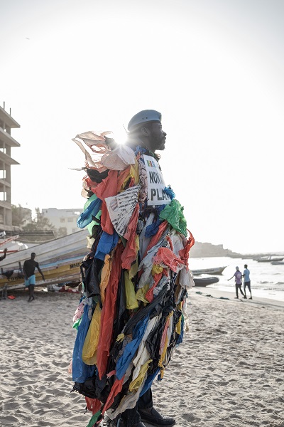 Foto - Gören dönüp tekrar bakıyor! Senegalli adam çevre kirliliğine böyle dikkat çekiyor