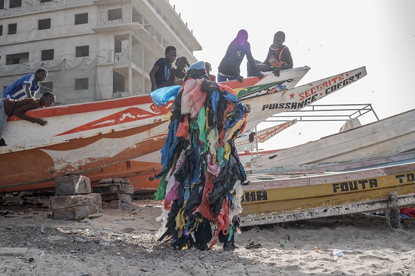 Foto - Gören dönüp tekrar bakıyor! Senegalli adam çevre kirliliğine böyle dikkat çekiyor
