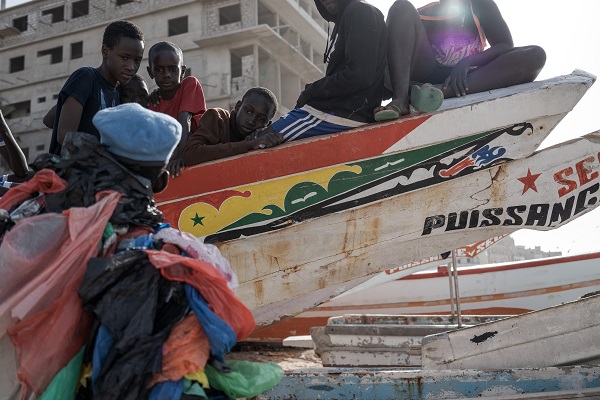 Foto - Gören dönüp tekrar bakıyor! Senegalli adam çevre kirliliğine böyle dikkat çekiyor
