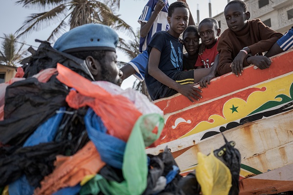 Foto - Gören dönüp tekrar bakıyor! Senegalli adam çevre kirliliğine böyle dikkat çekiyor