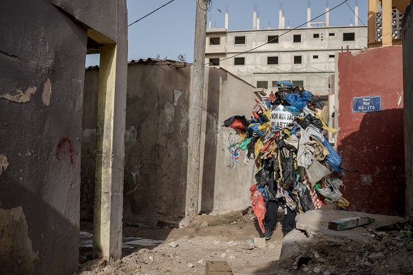 Foto - Gören dönüp tekrar bakıyor! Senegalli adam çevre kirliliğine böyle dikkat çekiyor
