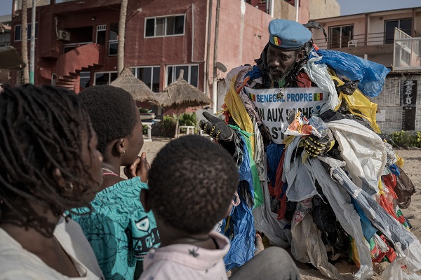 Foto - Gören dönüp tekrar bakıyor! Senegalli adam çevre kirliliğine böyle dikkat çekiyor