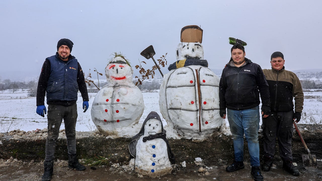 Gören hayran kaldı! Ustalar işi bırakıp kardan adam yaptı