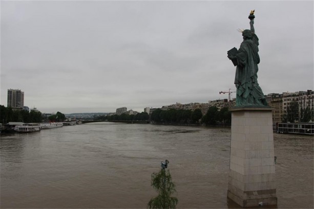 Gören kameraya sarıldı!