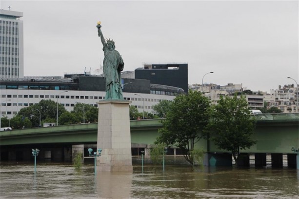 Foto - Gören kameraya sarıldı!
