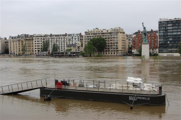Foto - Gören kameraya sarıldı!
