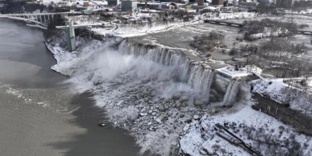 Foto - Gören şok oldu! Dünyanın en büyük Niagara şelaleleri dondu