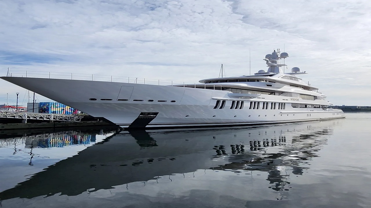 Görenler dönüp tekrar bakıyor! 150 milyon dolarlık yat bakın kimin