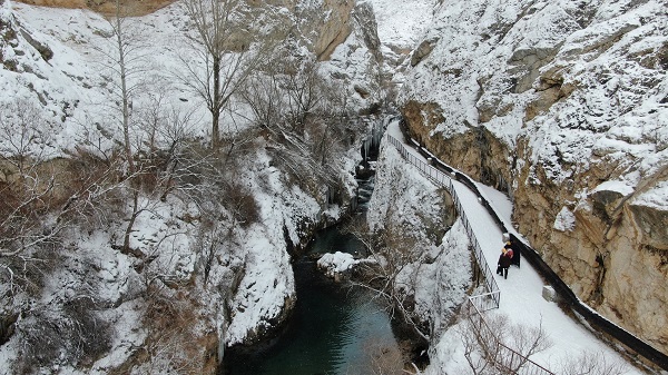 Foto - Görenler dönüp tekrar bakıyor! Binlerce yıllık kanyondan kış manzarası