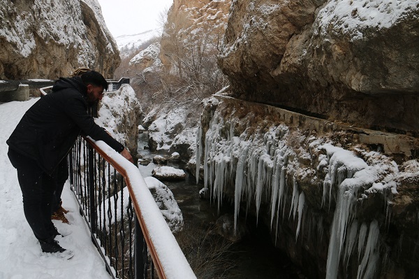 Foto - Görenler dönüp tekrar bakıyor! Binlerce yıllık kanyondan kış manzarası