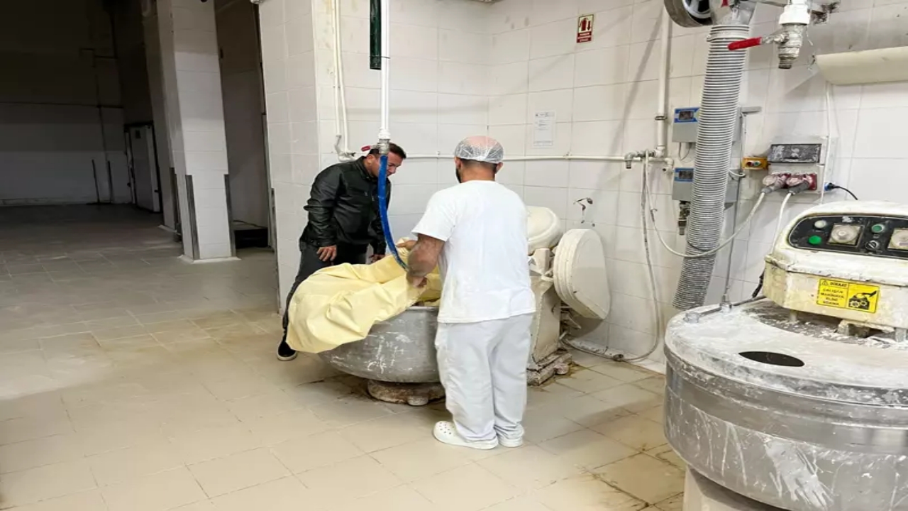 Foto - Görenler, gözlerine inanamadı! CHP’li belediyenin halk ekmek fabrikasında fare skandalı