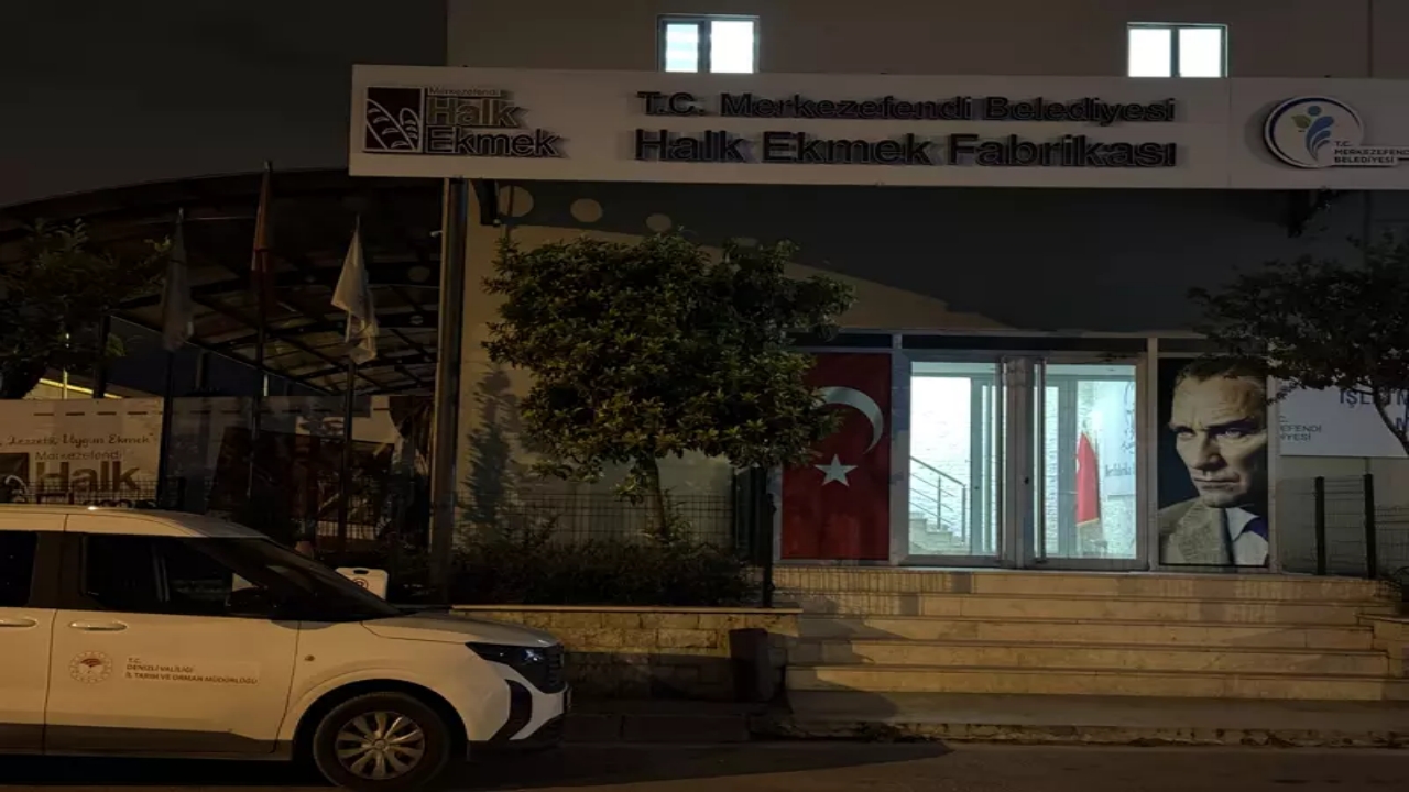 Foto - Görenler, gözlerine inanamadı! CHP’li belediyenin halk ekmek fabrikasında fare skandalı