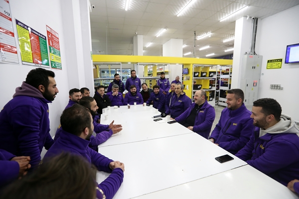 Foto - Görenler gözlerine inanamadı... Motokurye olup sipariş götürdü