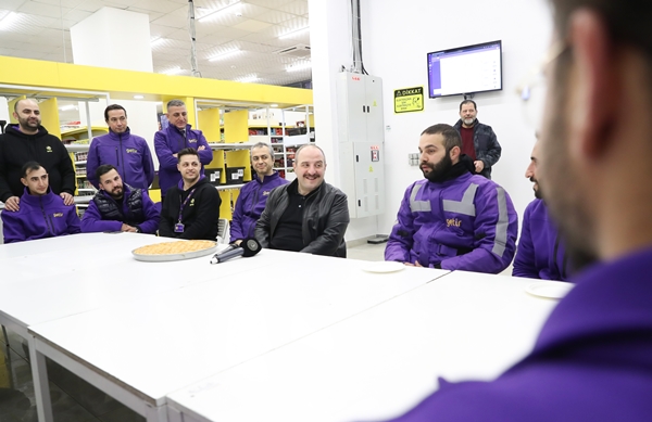 Görenler gözlerine inanamadı... Motokurye olup sipariş götürdü