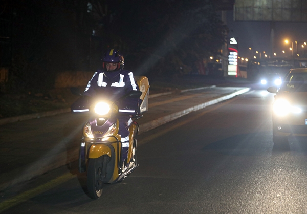 Foto - Görenler gözlerine inanamadı... Motokurye olup sipariş götürdü