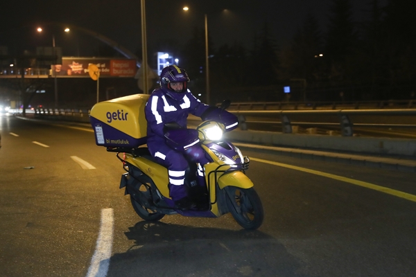 Foto - Görenler gözlerine inanamadı... Motokurye olup sipariş götürdü