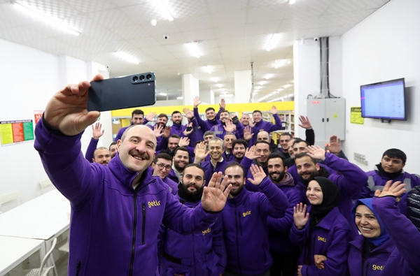 Foto - Görenler gözlerine inanamadı... Motokurye olup sipariş götürdü