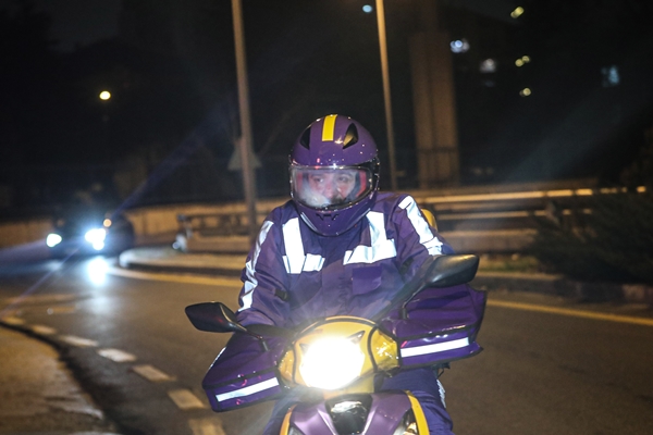 Foto - Görenler gözlerine inanamadı... Motokurye olup sipariş götürdü