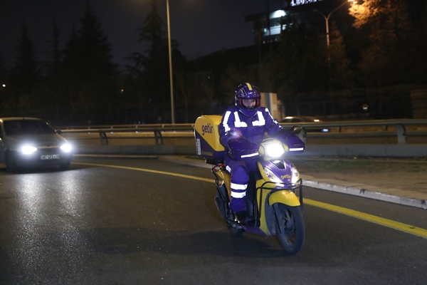 Foto - Görenler gözlerine inanamadı... Motokurye olup sipariş götürdü