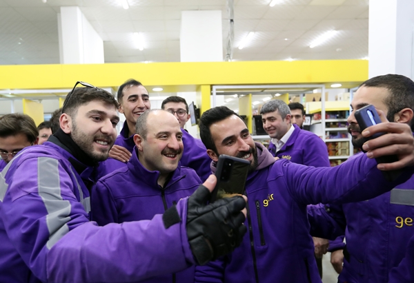 Foto - Görenler gözlerine inanamadı... Motokurye olup sipariş götürdü