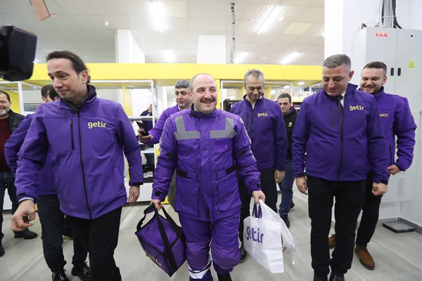 Foto - Görenler gözlerine inanamadı... Motokurye olup sipariş götürdü