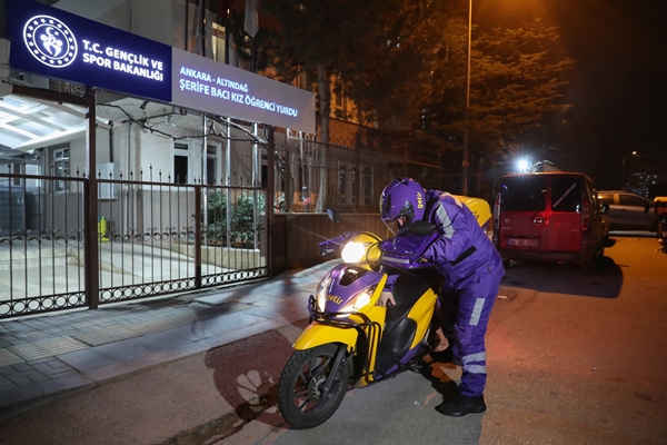 Foto - Görenler gözlerine inanamadı... Motokurye olup sipariş götürdü