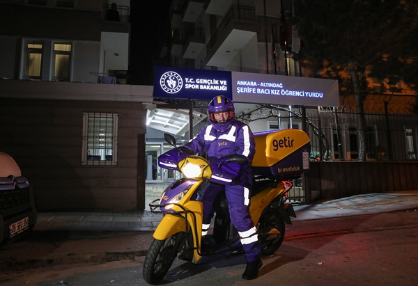 Foto - Görenler gözlerine inanamadı... Motokurye olup sipariş götürdü