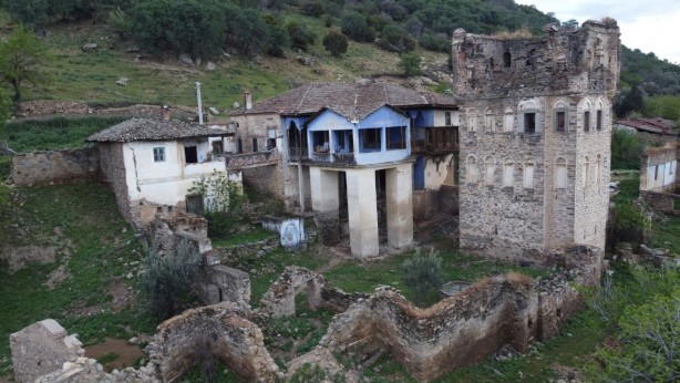 Foto - Görenler gözlerine inanamıyor: Anadolu'da yaptırılan Avrupai tarihi kule acil restorasyon bekliyor!