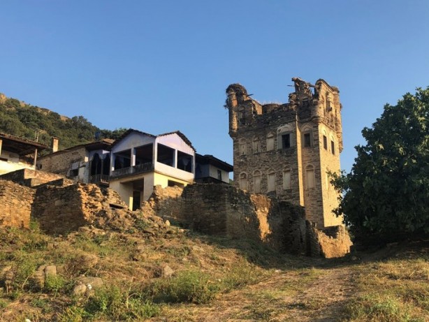 Foto - Görenler gözlerine inanamıyor: Anadolu'da yaptırılan Avrupai tarihi kule acil restorasyon bekliyor!