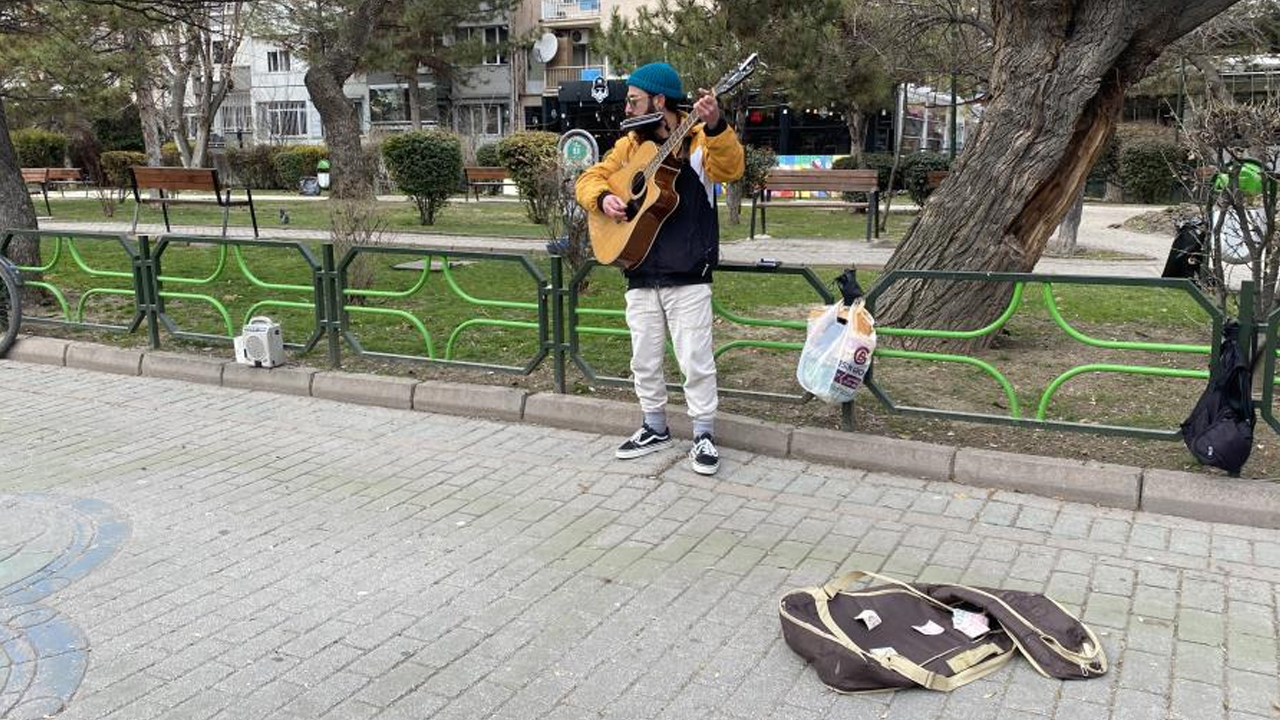 Foto - Görenler hayrete düştü! Aynı anda hem mızıka hem de gitar çalıyor