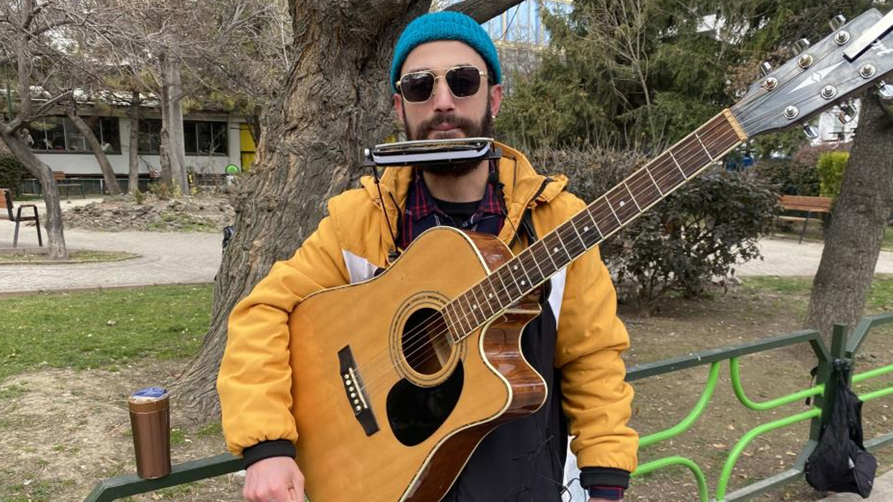 Foto - Görenler hayrete düştü! Aynı anda hem mızıka hem de gitar çalıyor