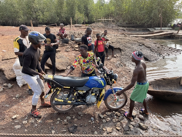 Foto - Görenler hayrete düşüyor! İşte sıra dışı taşımacılık yöntemi