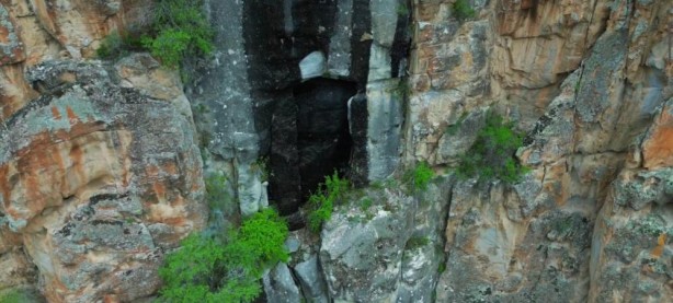 Foto - Görenler hayrete düşüyor! Uçurumda sırrı çözülmeyen kapı