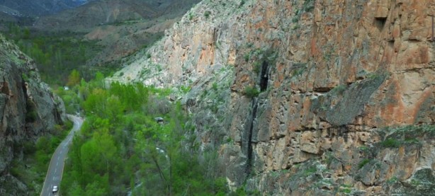 Foto - Görenler hayrete düşüyor! Uçurumda sırrı çözülmeyen kapı