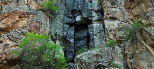 Görenler hayrete düşüyor! Uçurumda sırrı çözülmeyen kapı