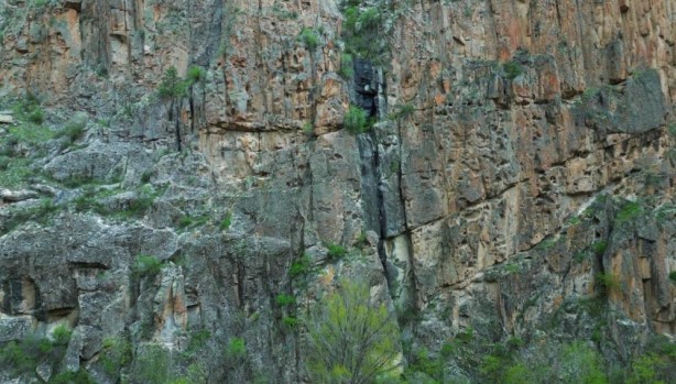 Foto - Görenler hayrete düşüyor! Uçurumda sırrı çözülmeyen kapı
