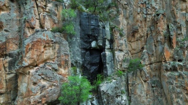 Foto - Görenler hayrete düşüyor! Uçurumda sırrı çözülmeyen kapı