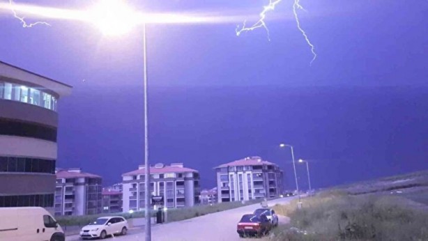 Foto - Görenler hemen cep telefonuna sarıldı! Üç ilde şimşekler geceyi aydınlattı