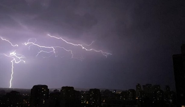 Foto - Görenler hemen cep telefonuna sarıldı! Üç ilde şimşekler geceyi aydınlattı