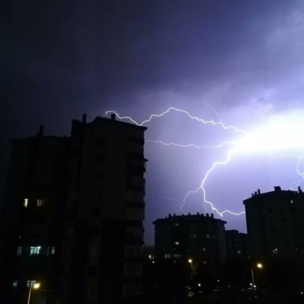 Foto - Görenler hemen cep telefonuna sarıldı! Üç ilde şimşekler geceyi aydınlattı